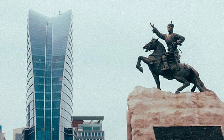 Wer ist Sukhbaatar?