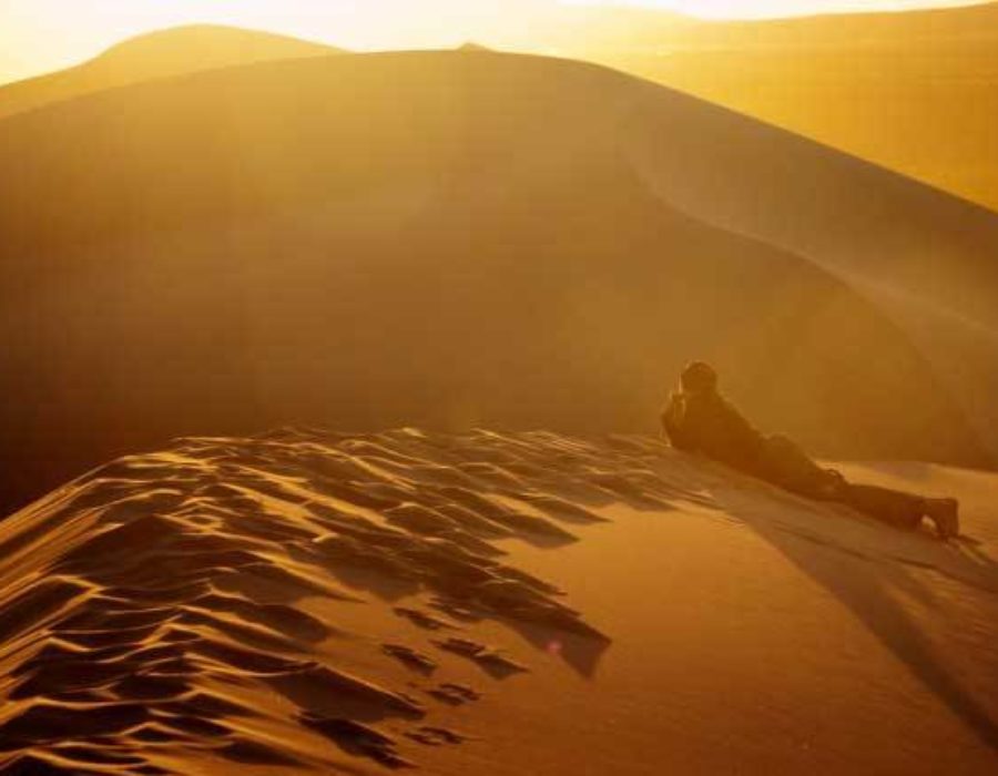 Sonnenuntergang um Khongor Sanddünen in Wüste Gobi
