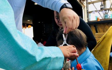 ERSTE HAARSCHNEIDEZEREMONIE FÜR KINDER