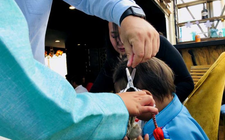 ERSTE HAARSCHNEIDEZEREMONIE FÜR KINDER