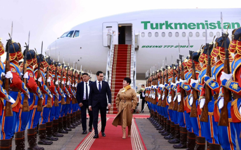 Präsident von Turkmenistan trifft zu einem Staatsbesuch in der Mongolei ein