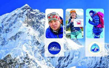 Mongolische Bergsteiger Battogtokh Altangerel und Batkhishig Baldorj besteigen triumphierend den Mount Everest