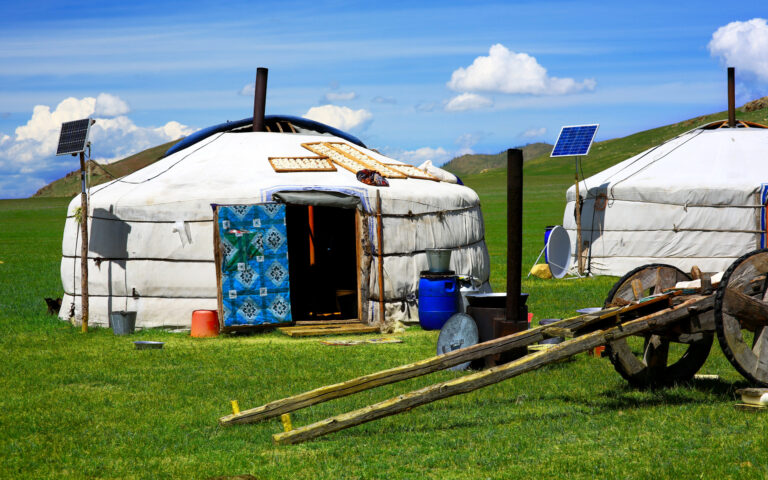 Besuch bei einer Nomadenfamilie in der Mongolei: Traditionen, Verhalten und Tipps